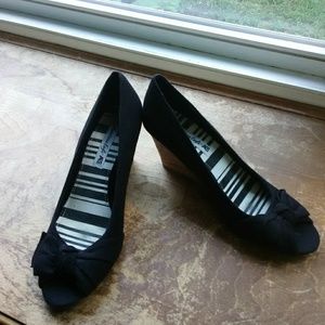 Size 8.5 black canvas wedges